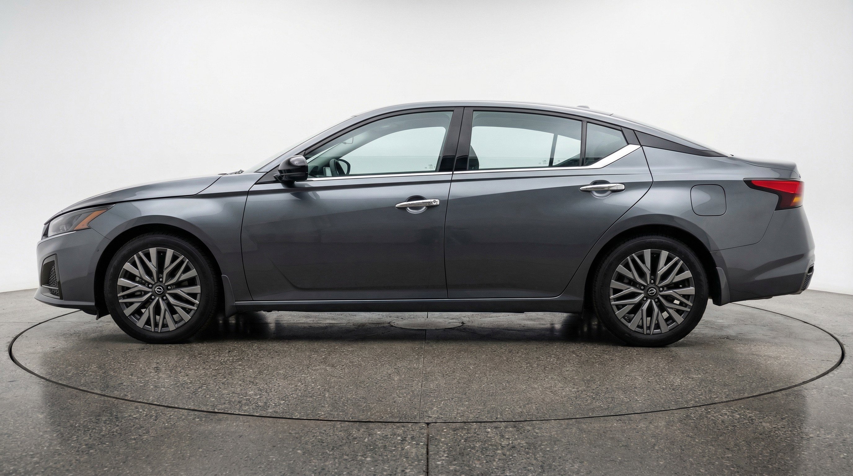 Used 2025 Nissan Altima 2.5 SV image 5