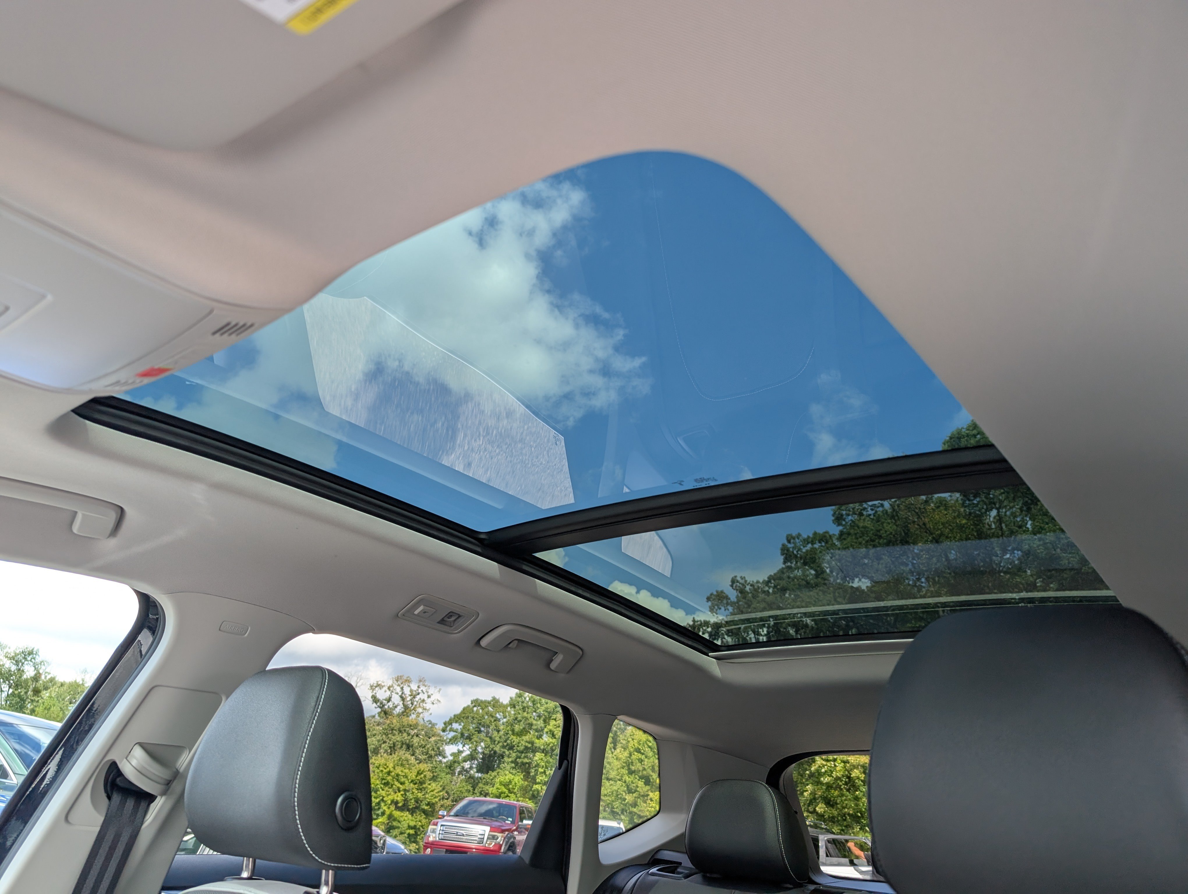 Used 2025 Volkswagen Taos SE w/ Panoramic Sunroof Package FWD image 15
