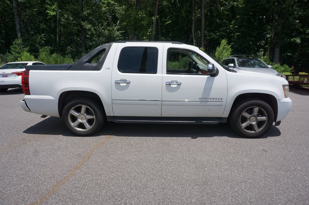 Used 2010 Chevrolet Avalanche LTZ RWD image 22