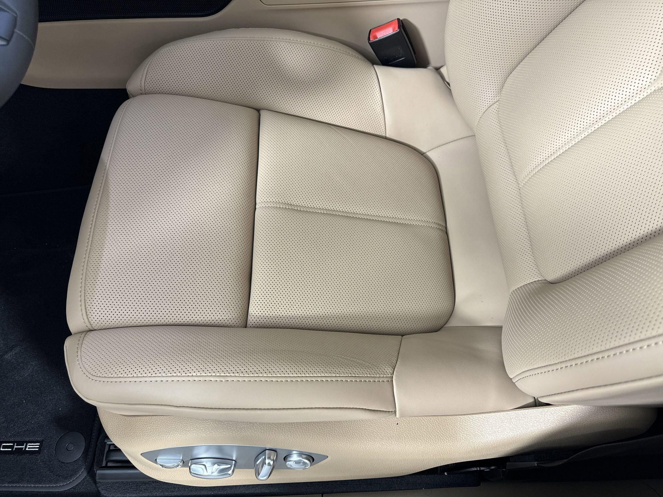 Certified 2025 Porsche Macan image 13