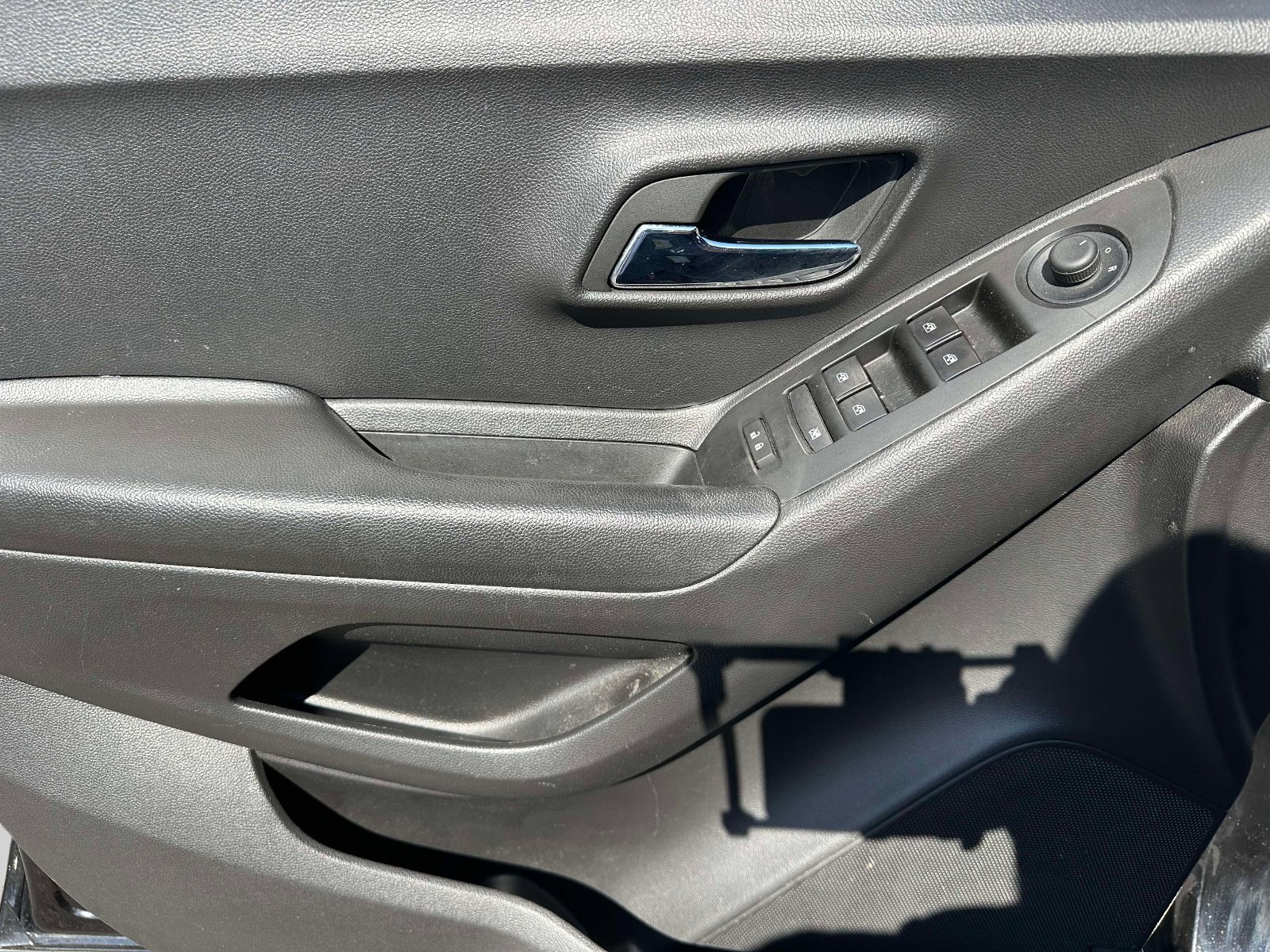 Used 2022 Chevrolet Trax LT w/ Midnight Edition image 17