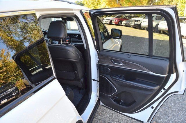 Used 2023 Jeep Grand Cherokee 4WD 4xe w/ Luxury Tech Group II image 37