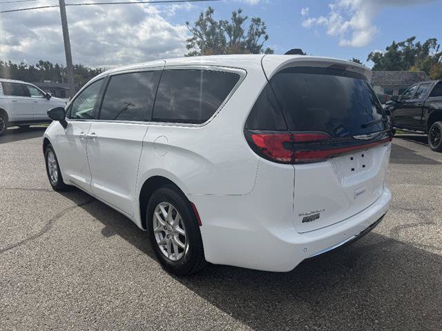 Used 2024 Chrysler Pacifica Touring-L FWD image 4