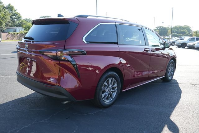 Used 2023 Toyota Sienna XLE FWD image 8
