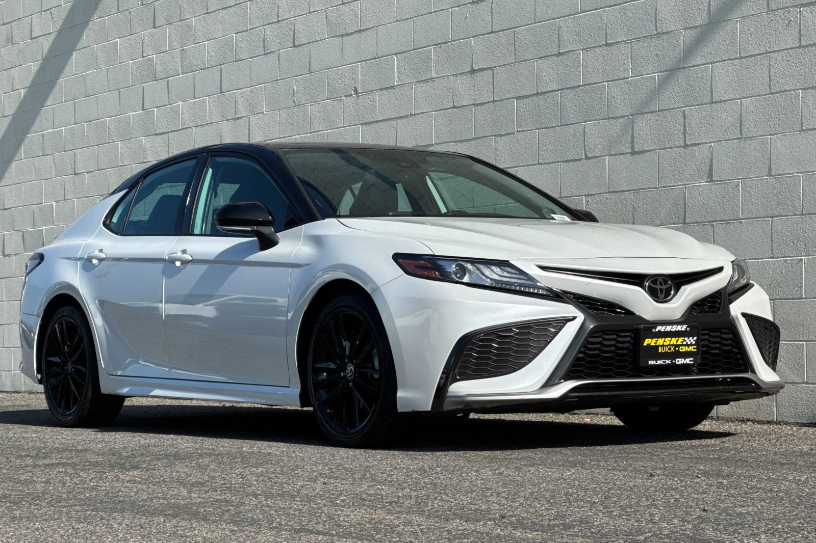 Used 2022 Toyota Camry XSE FWD image 2
