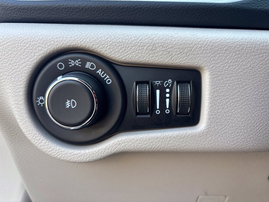 Used 2024 Chrysler Pacifica Touring-L FWD image 23