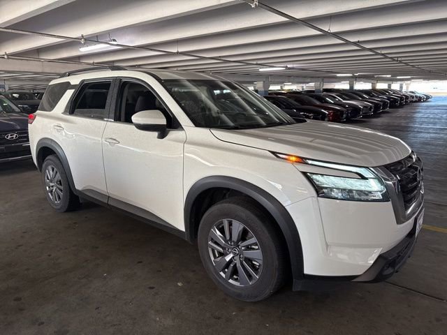 Used 2025 Nissan Pathfinder SV FWD image 2