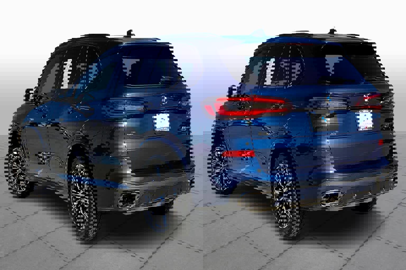 Used 2021 BMW X5 M50i w/ Executive Package image 22