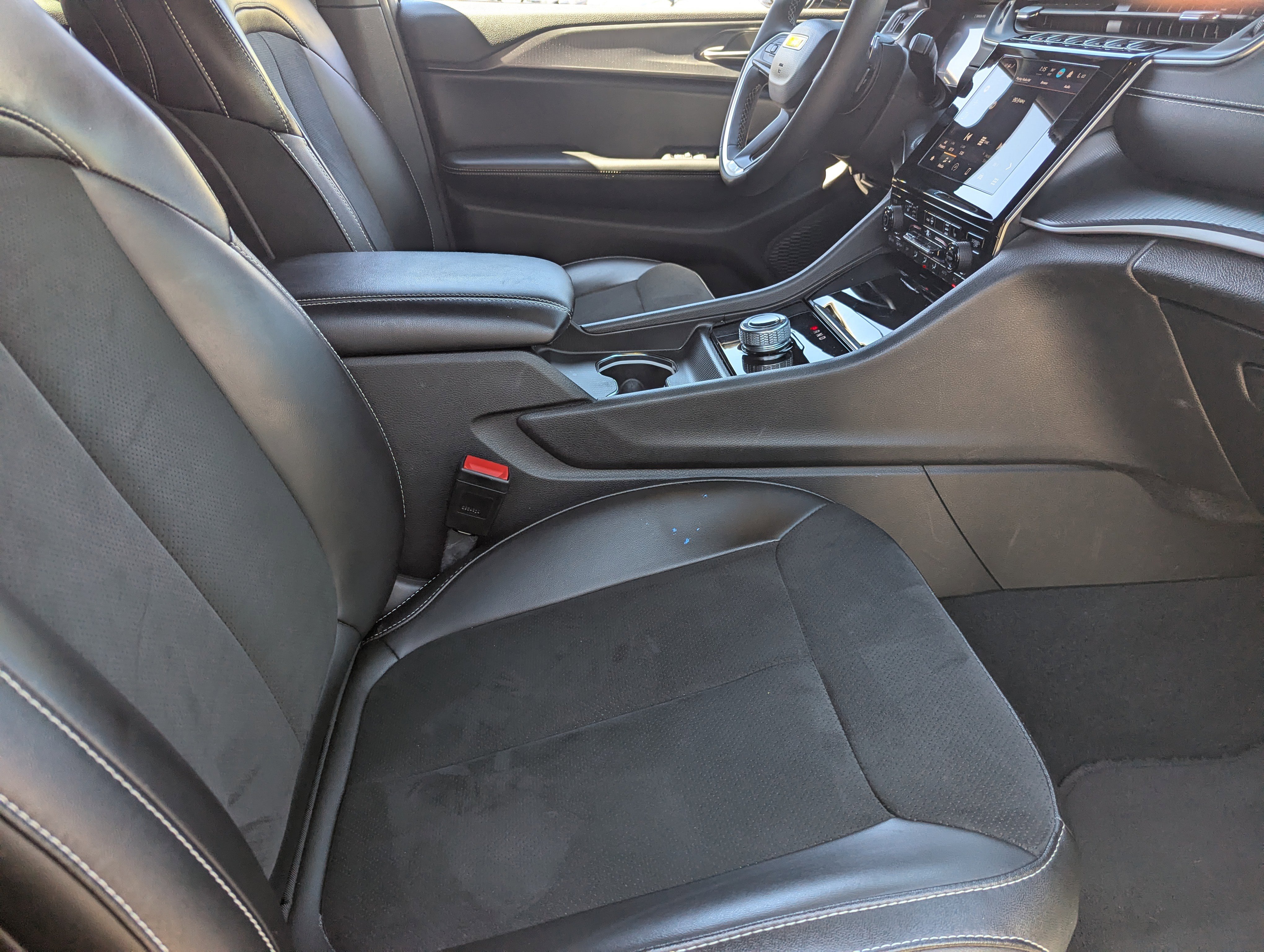 Used 2023 Jeep Grand Cherokee Altitude image 9