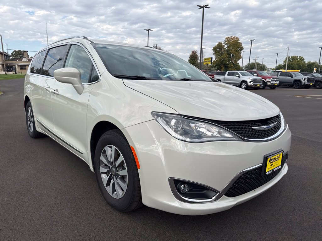 Used 2020 Chrysler Pacifica Touring-L Plus FWD image 2