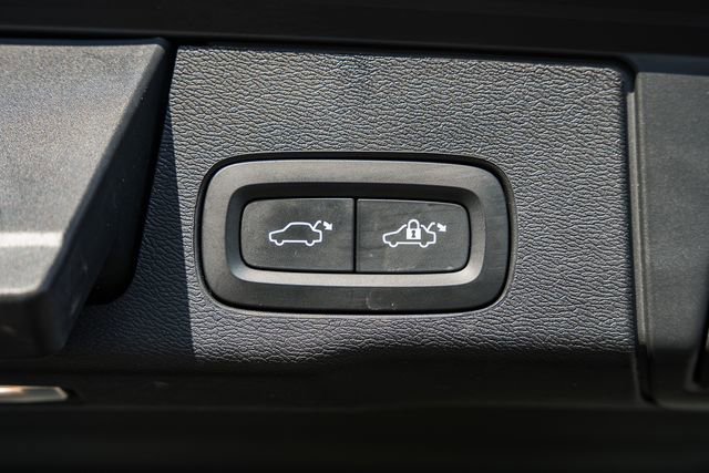 Used 2023 Volvo XC60 T8 Plus image 11