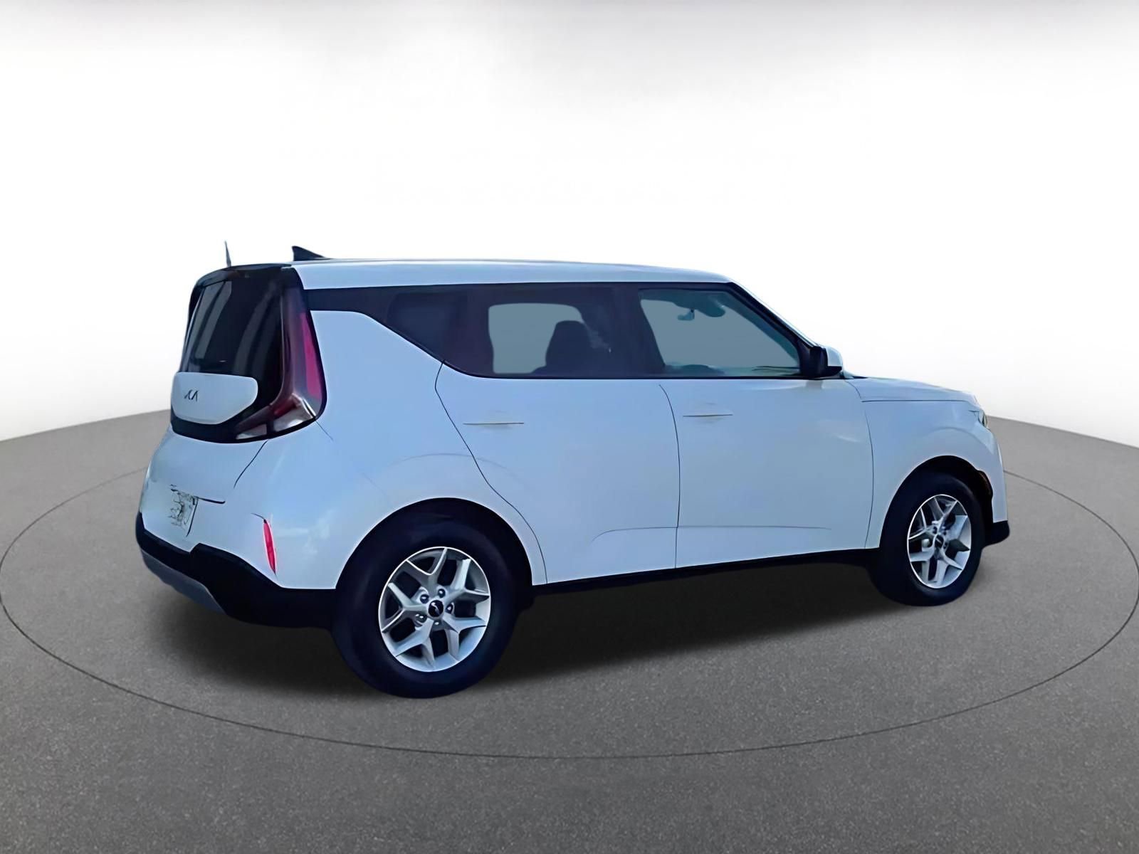 Used 2025 Kia Soul LX w/ LX Technology Package FWD image 14