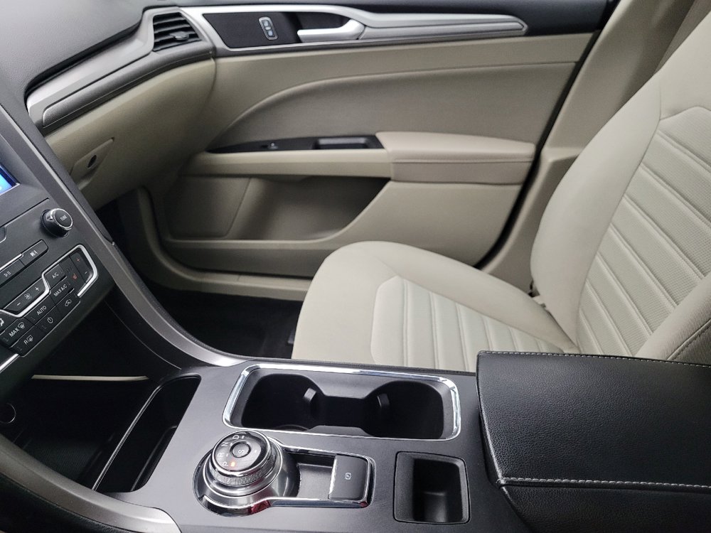 Used 2020 Ford Fusion SE image 26