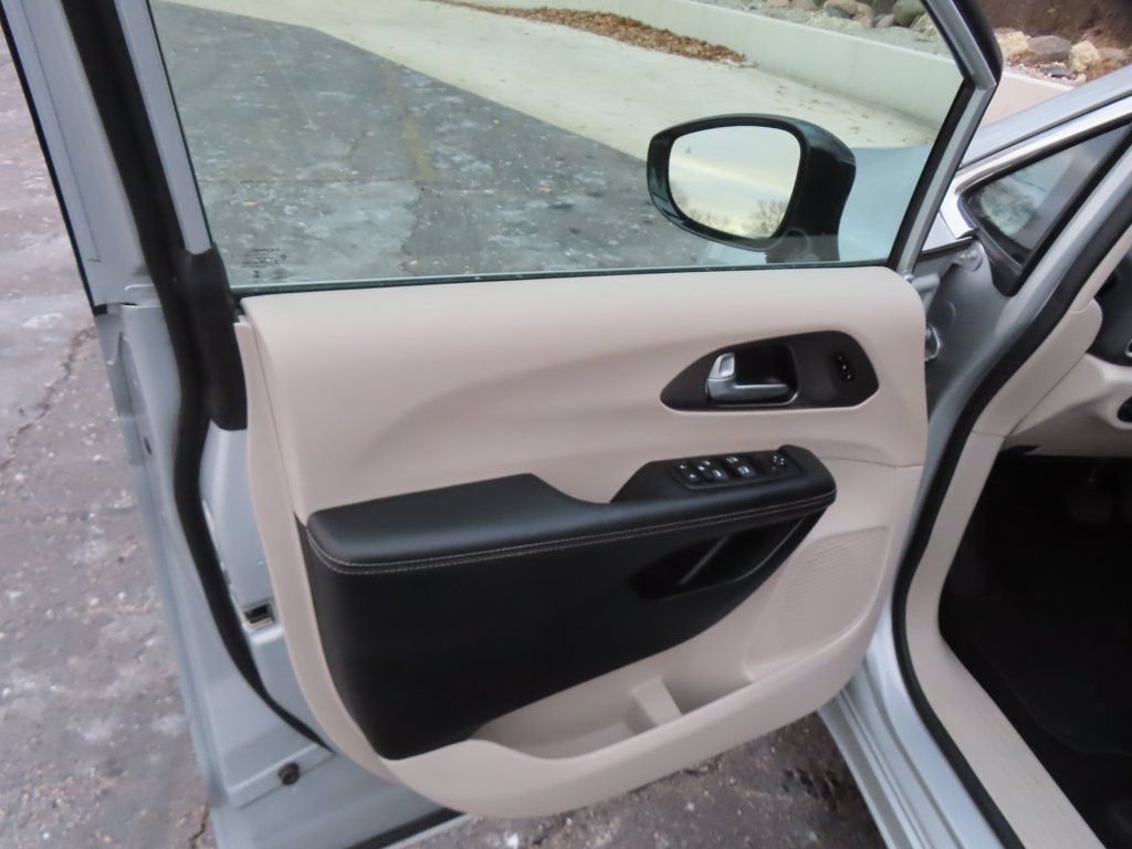 Certified 2024 Chrysler Pacifica Touring-L FWD image 19
