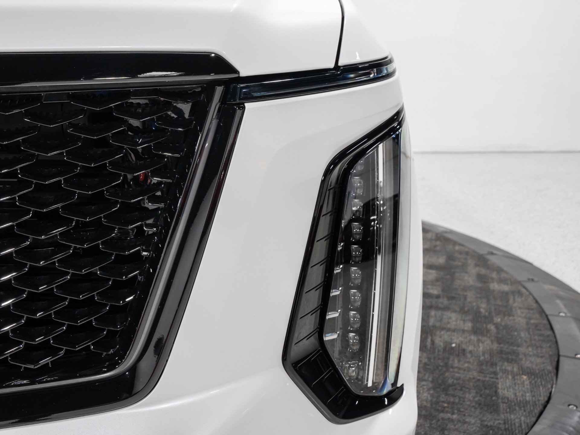 Used 2025 Cadillac Escalade V w/ LPO, ONYX Package AWD/4WD image 17
