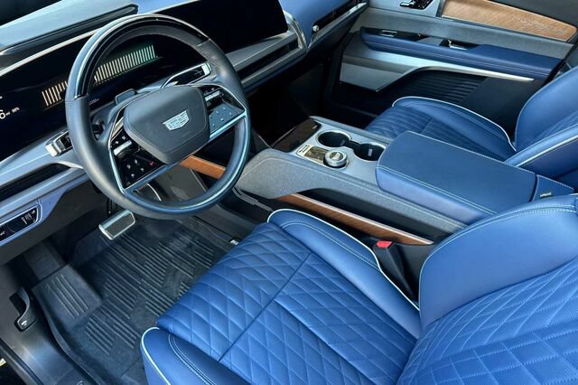 Certified 2026 Cadillac Vistiq Premium Luxury w/ LPO, Floor Liner Package AWD/4WD image 8