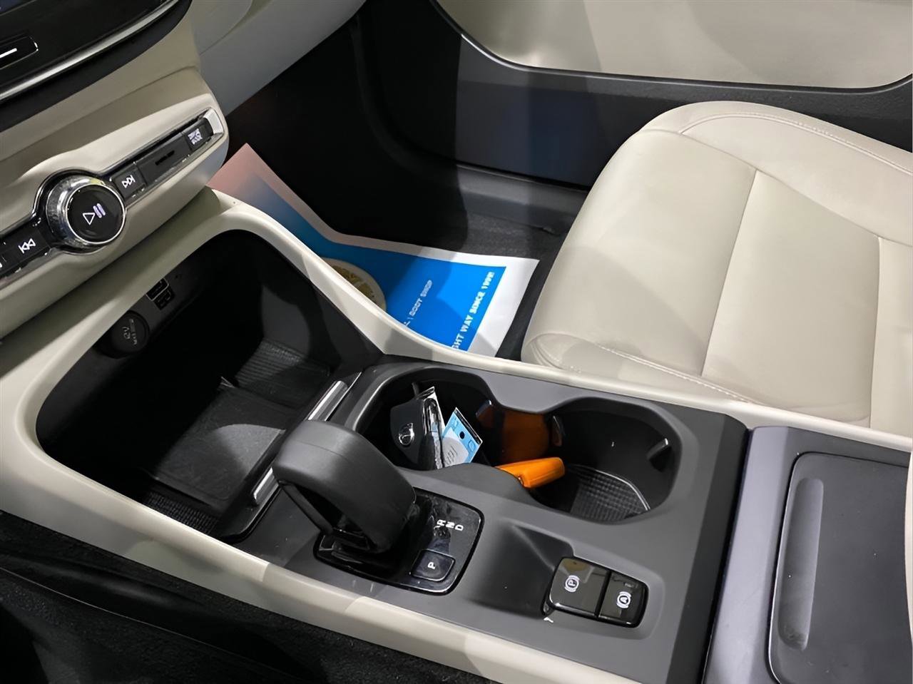 Used 2022 Volvo XC40 T5 Momentum image 14