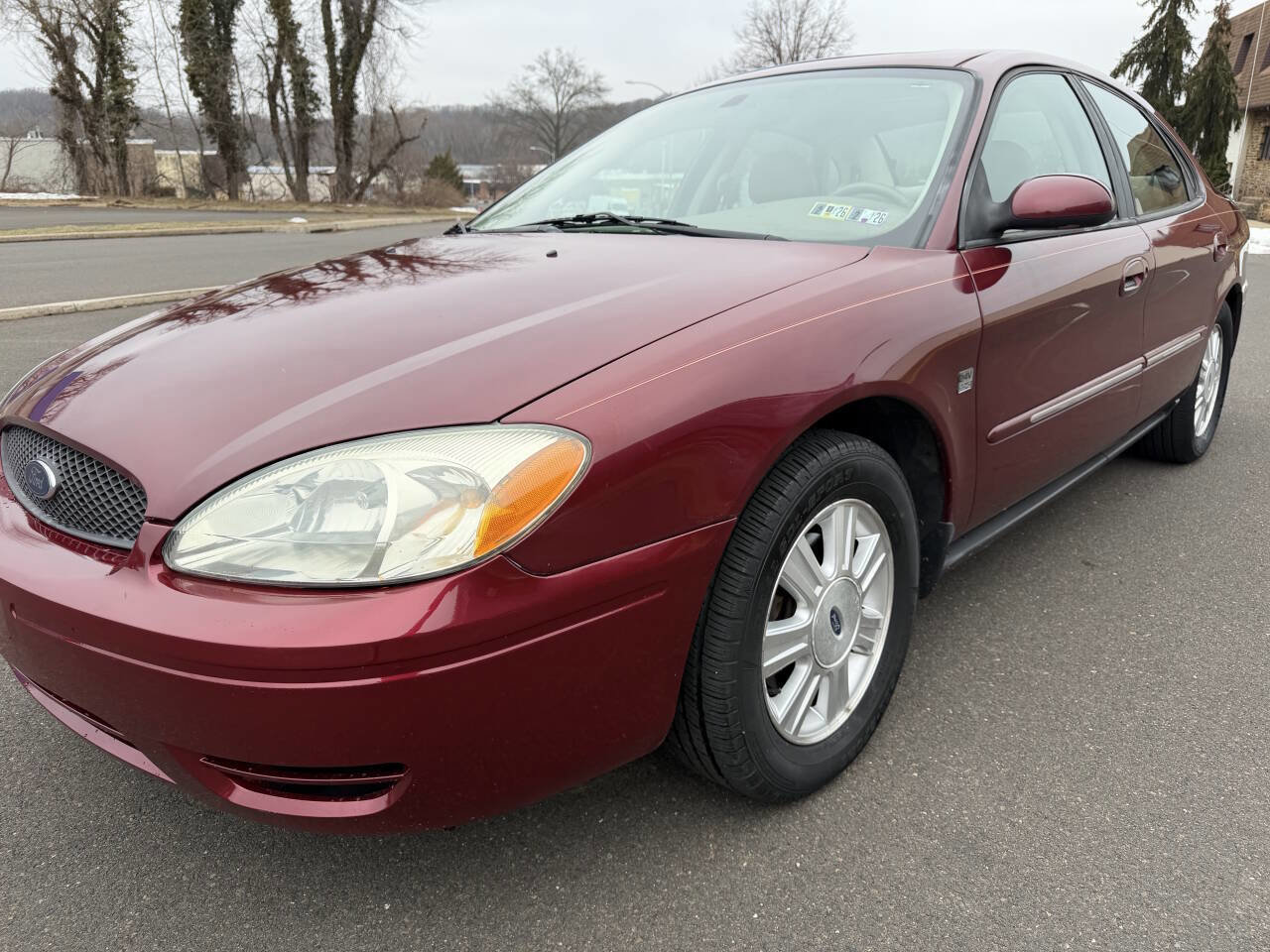 Used 2004 Ford Taurus SEL image 2