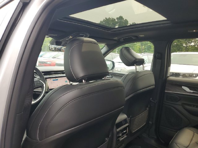 New 2026 Jeep Grand Cherokee Limited w/ Limited Altitude Package AWD/4WD image 11