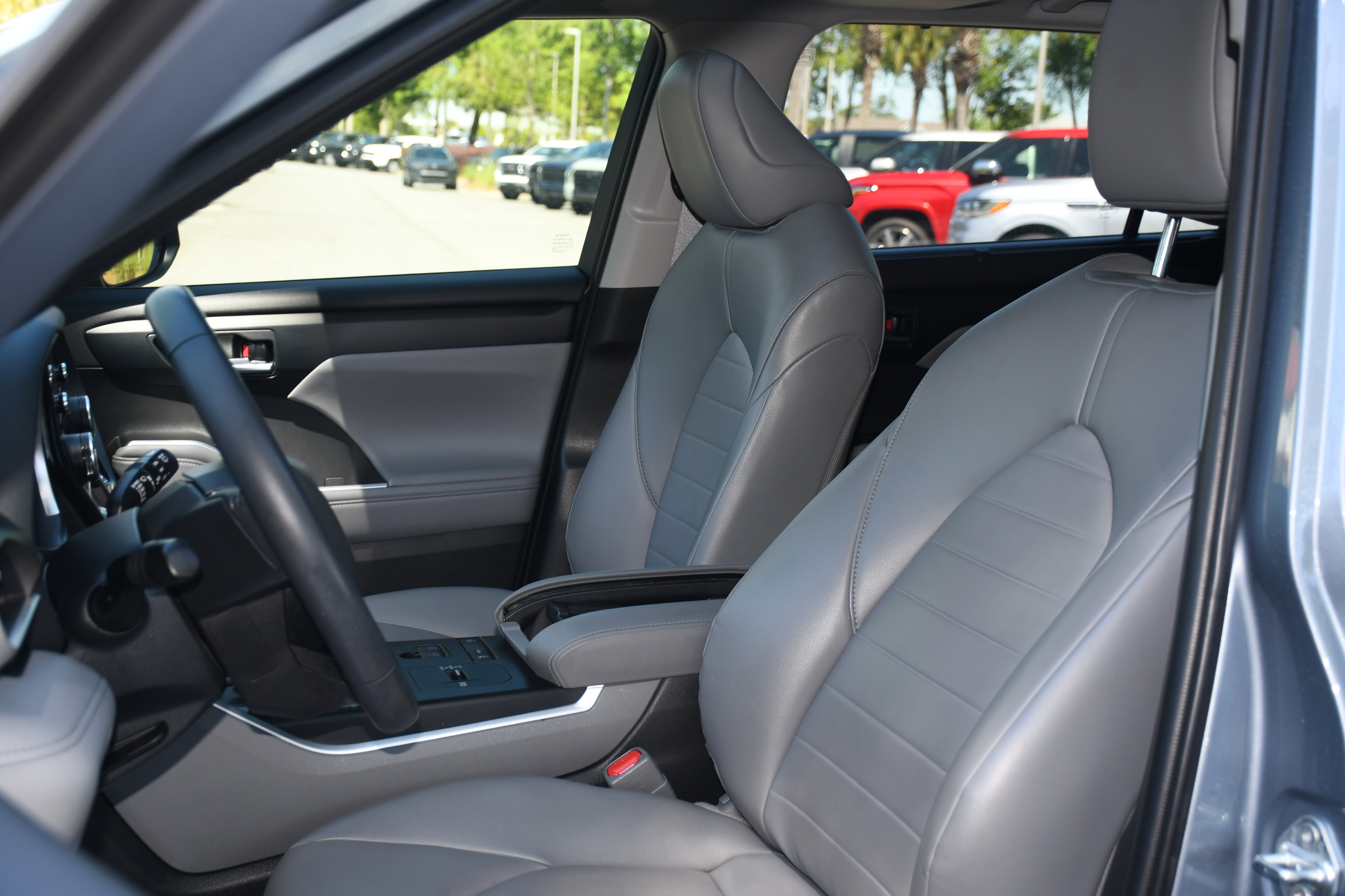 Used 2022 Toyota Highlander XLE image 12