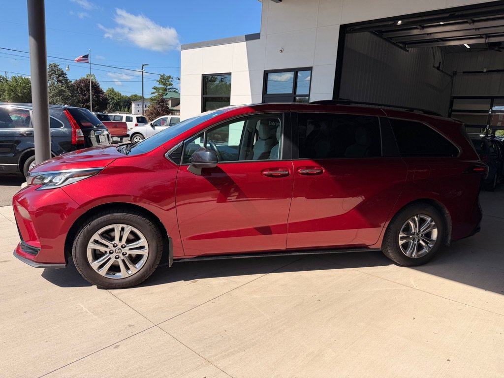 Used 2022 Toyota Sienna XSE w/ XSE Plus Package AWD/4WD image 4