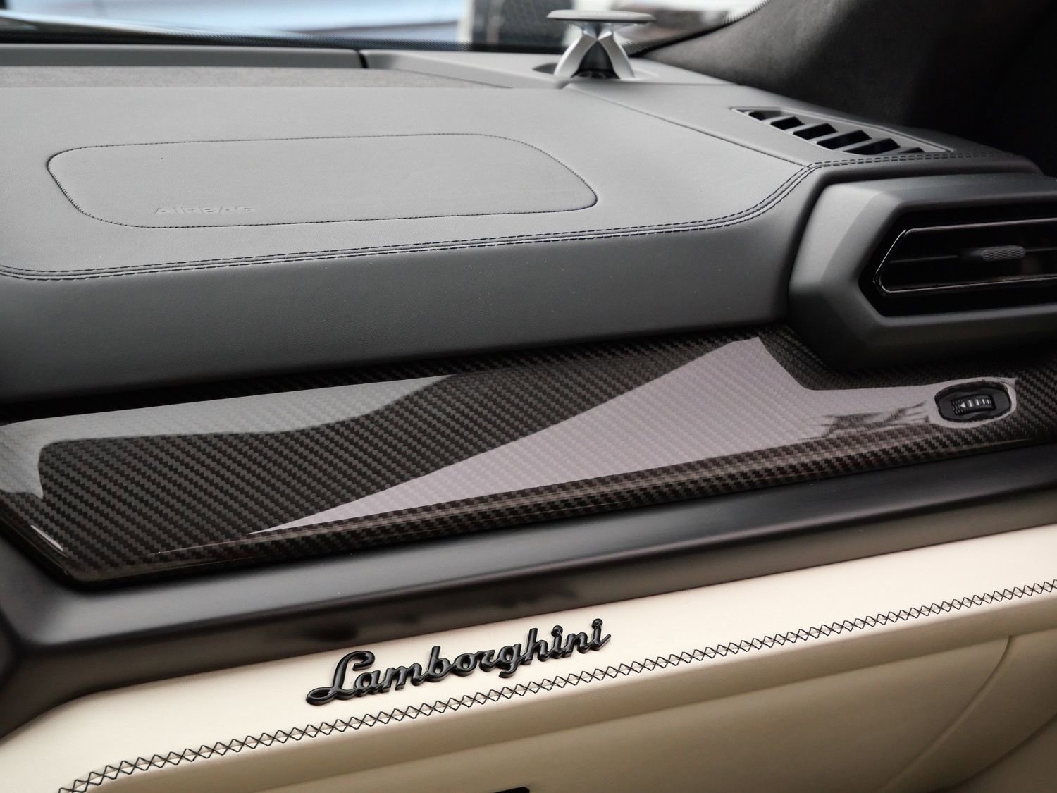 Used 2025 Lamborghini Urus SE AWD/4WD image 22