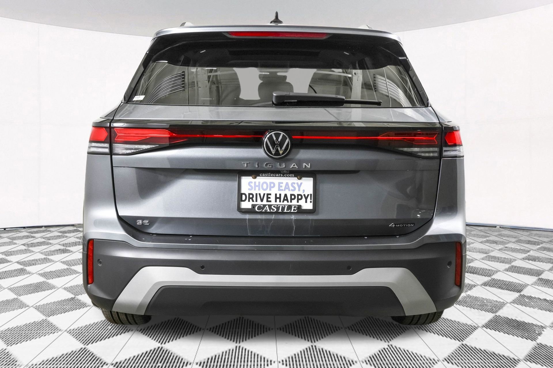 Used 2025 Volkswagen Tiguan SE w/ Panoramic Sunroof Package image 16