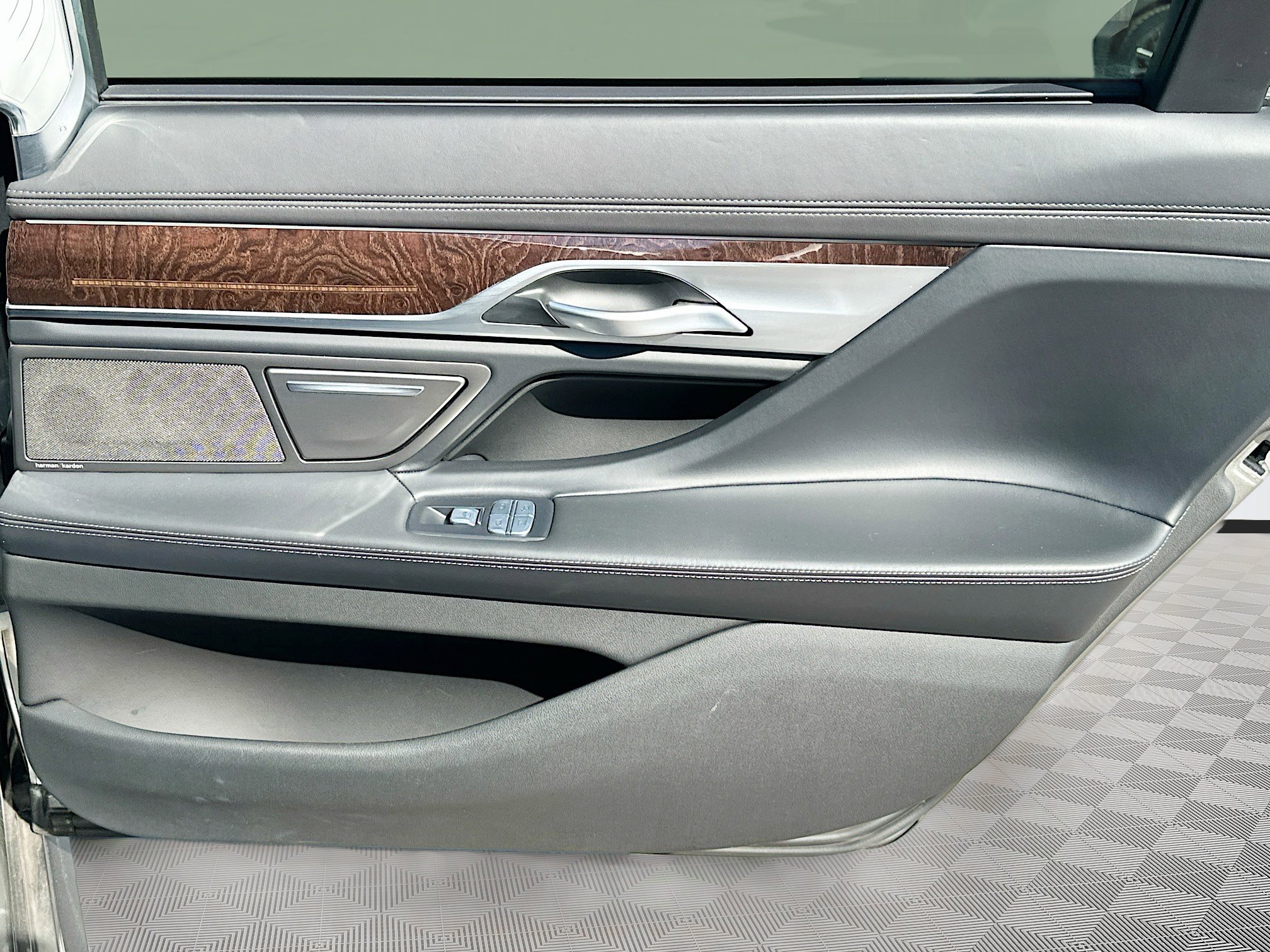 Used 2022 BMW 750i xDrive w/ Executive Package image 32