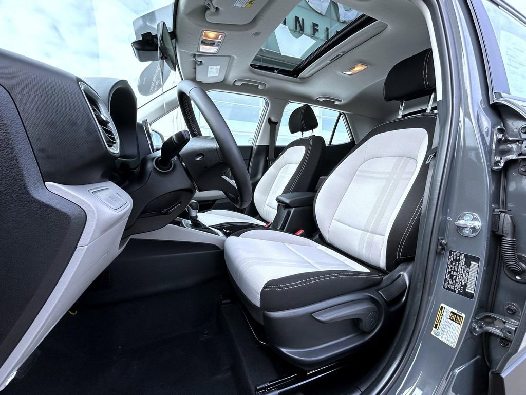 Used 2025 Hyundai Venue SEL image 10