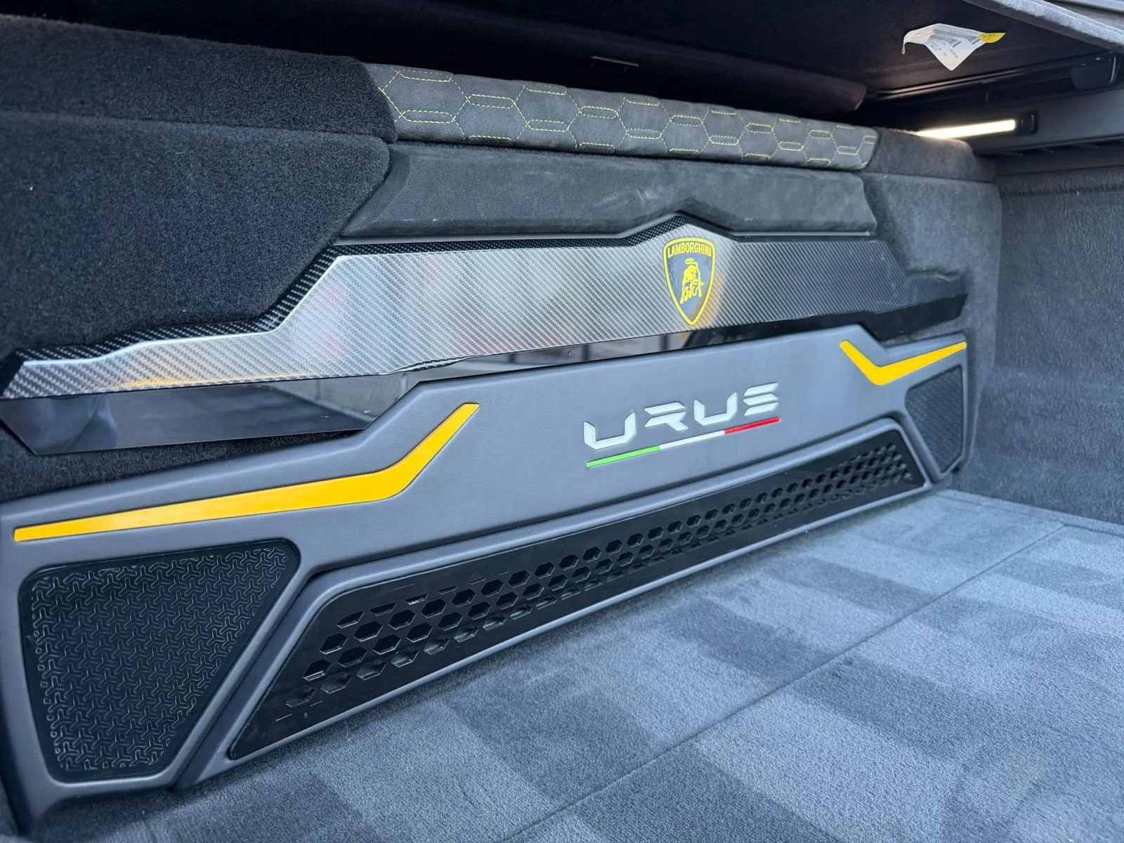 Used 2021 Lamborghini Urus AWD/4WD image 34