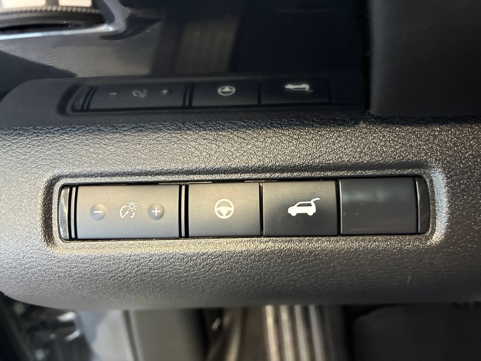 Used 2025 Nissan Pathfinder SV FWD image 18