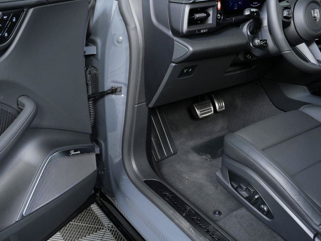 New 2026 Porsche Macan Turbo Electric AWD/4WD image 7