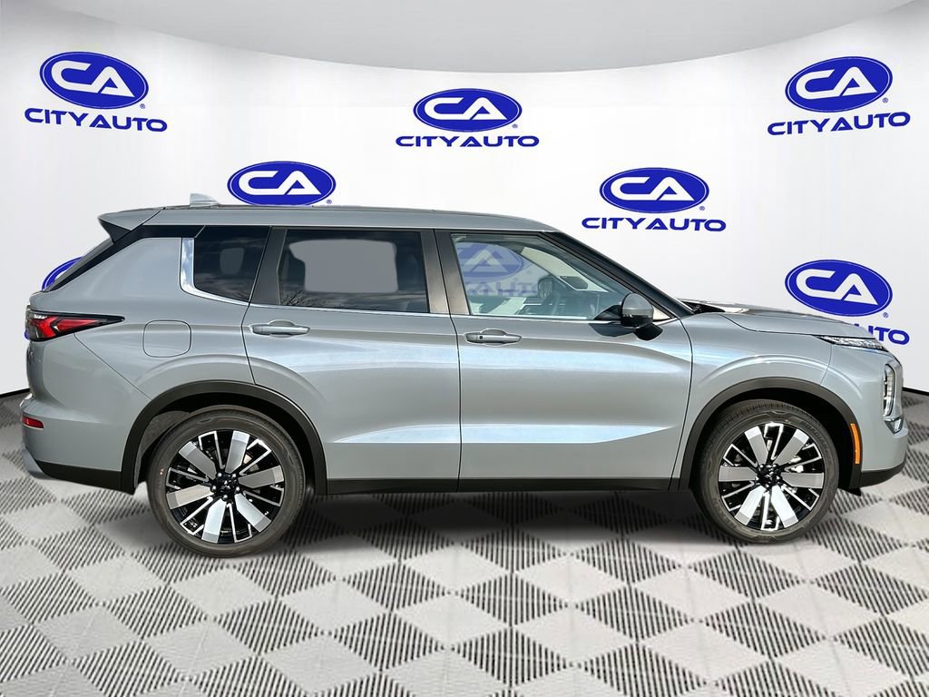 New 2026 Mitsubishi Outlander SE FWD image 2