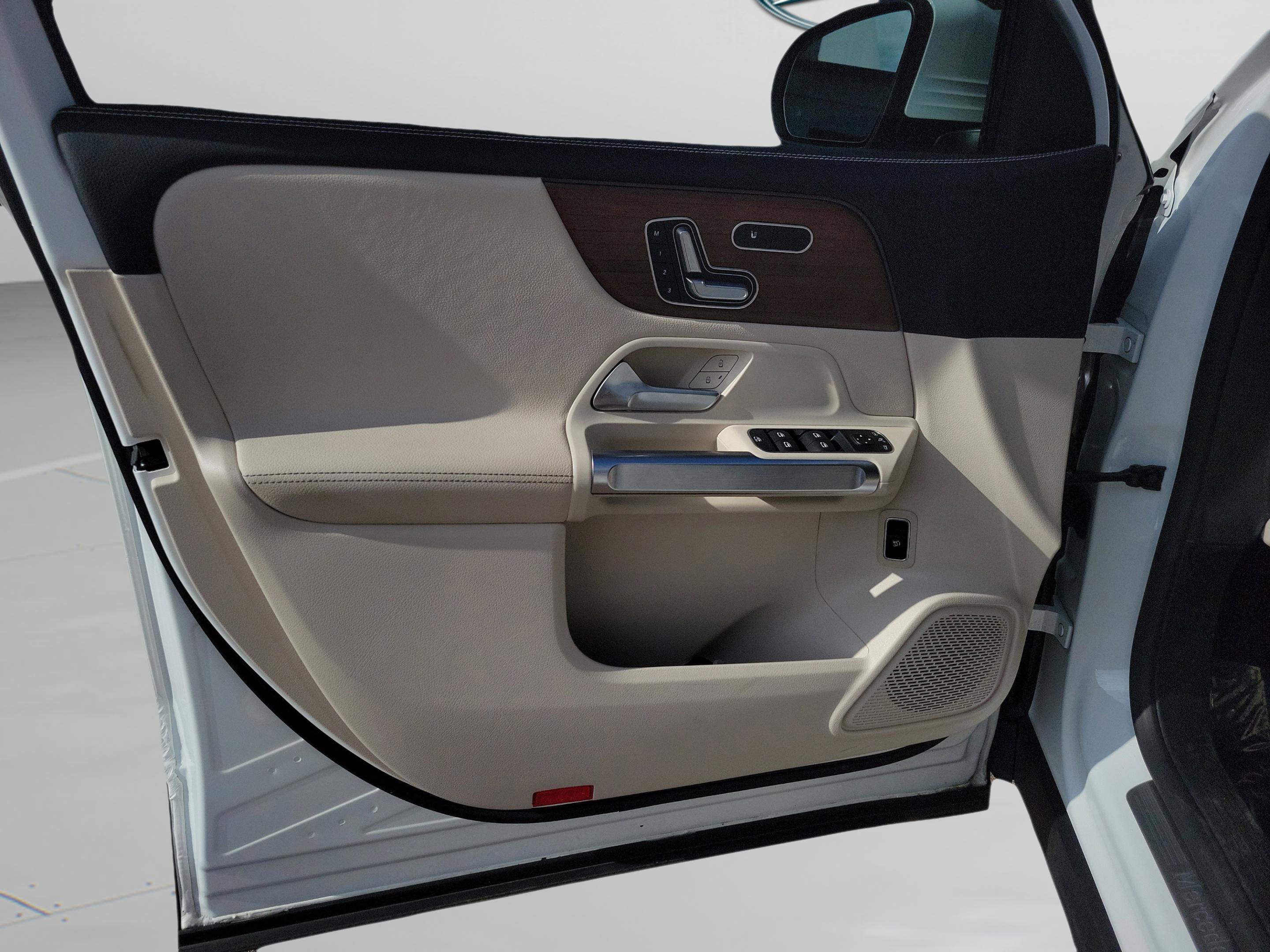 Used 2023 Mercedes-Benz GLB 250 4MATIC image 28