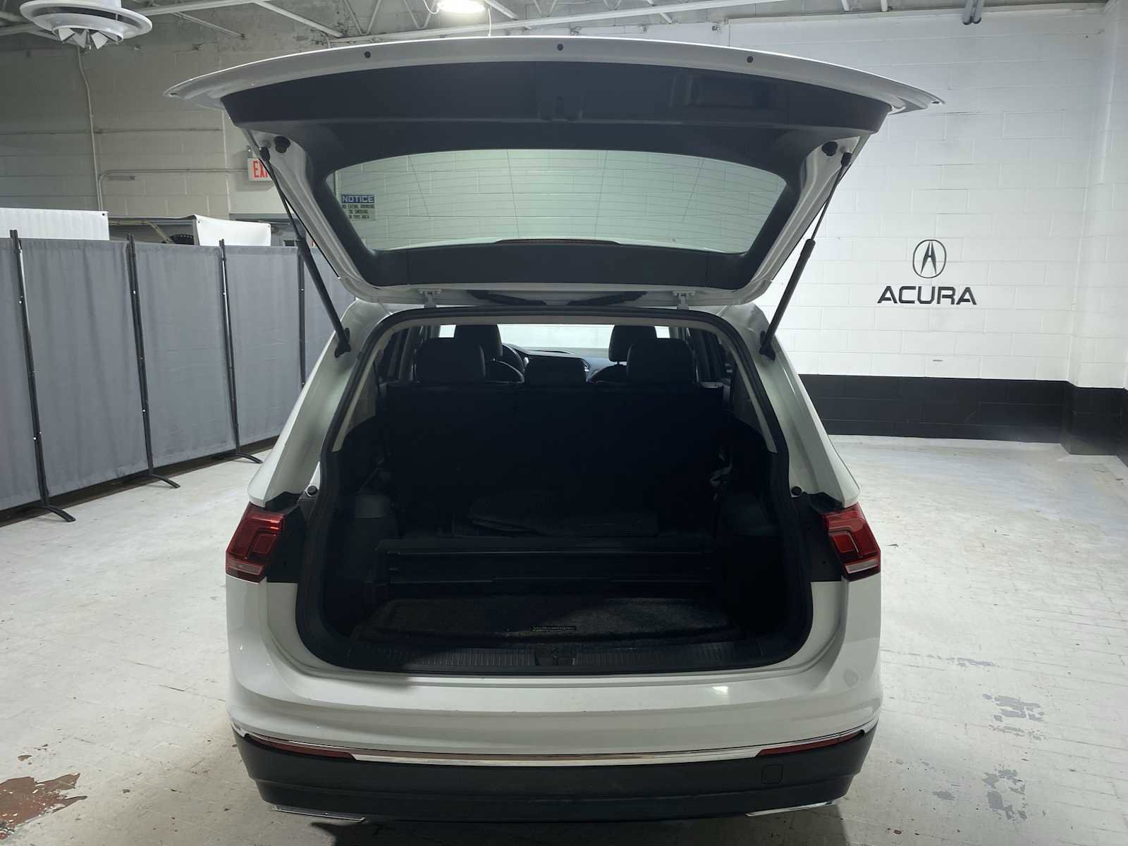 Used 2018 Volkswagen Tiguan SE w/ 3rd Row Seat Package image 19