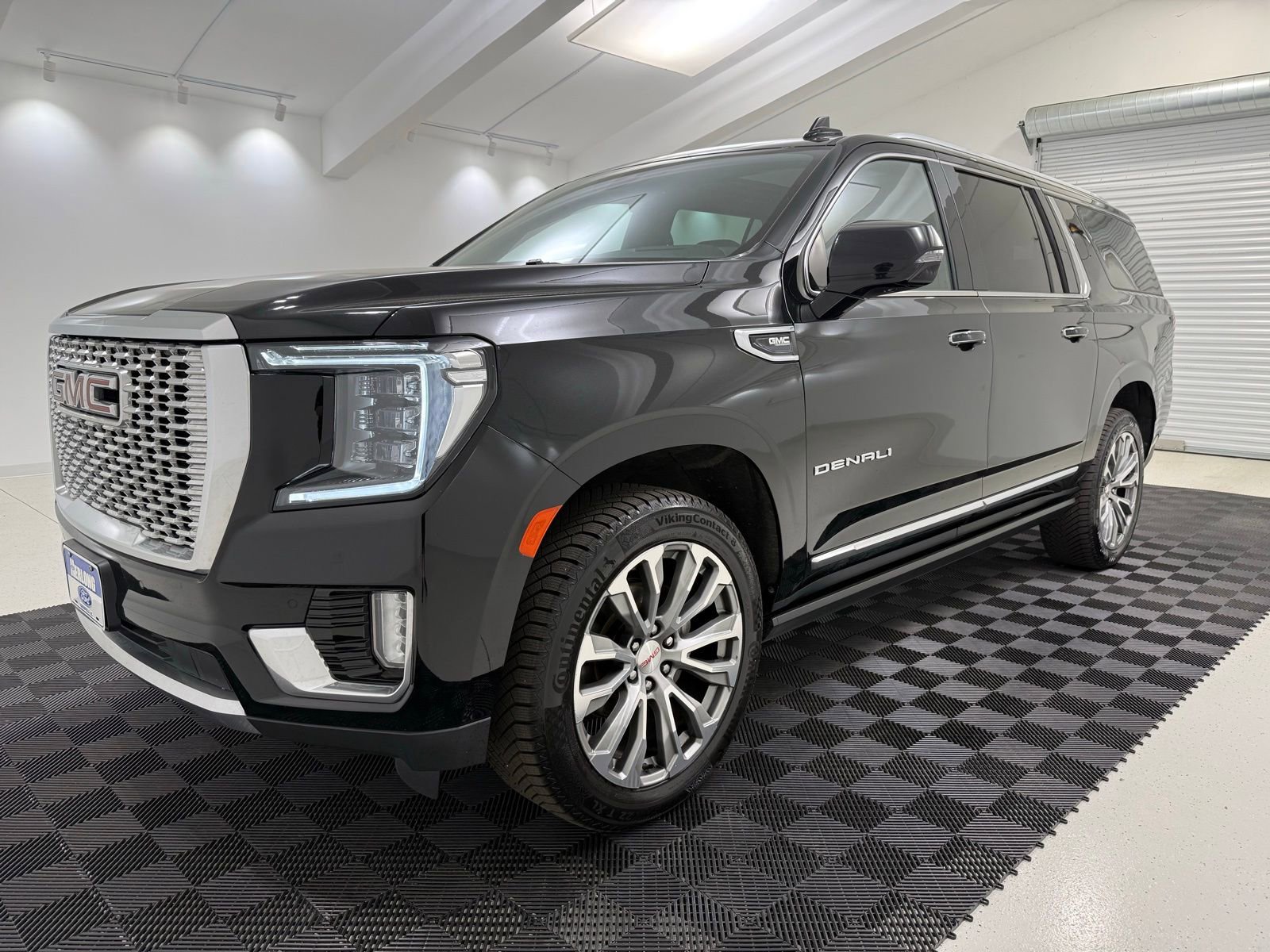 Used 2021 GMC Yukon XL Denali w/ Denali Premium Package image 3