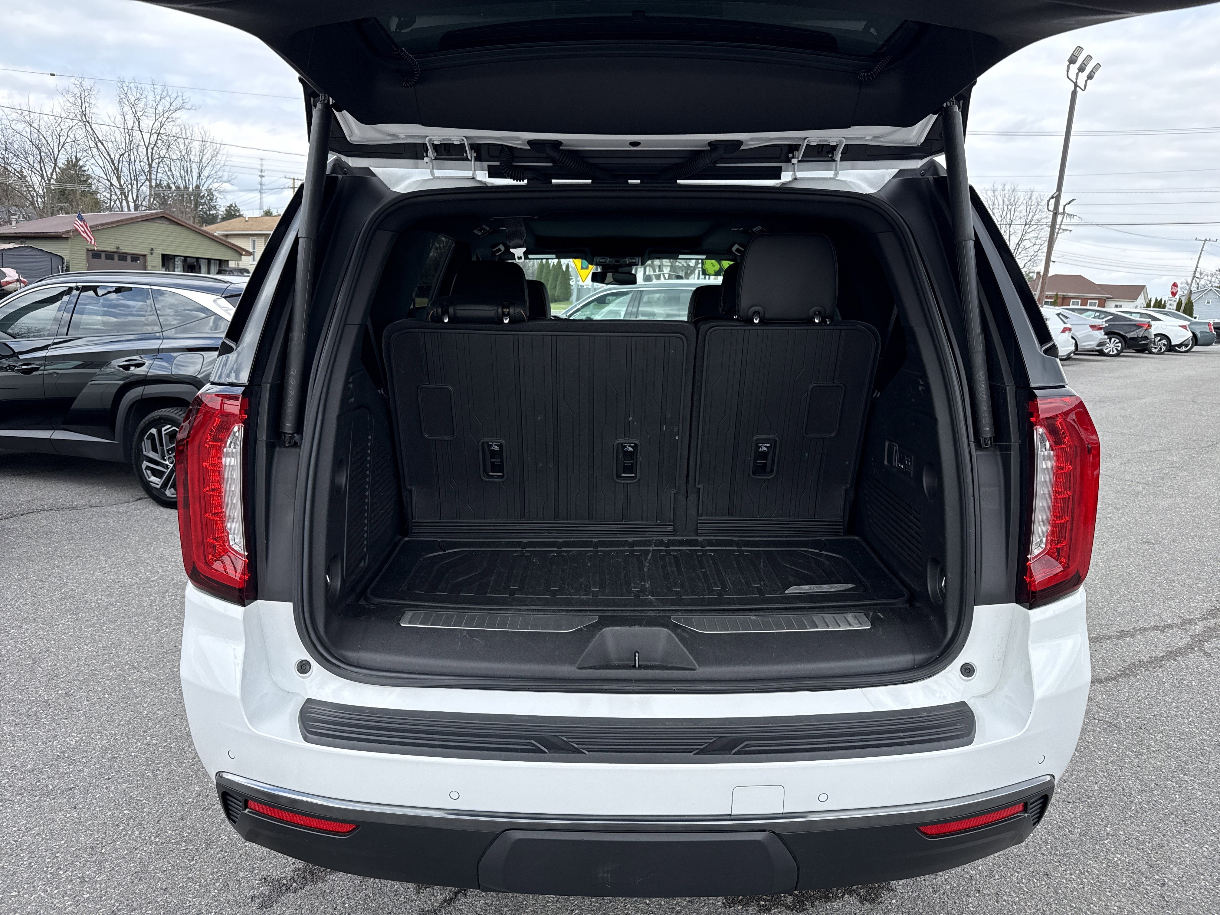 Used 2024 GMC Yukon AT4 w/ AT4 Premium Package image 5