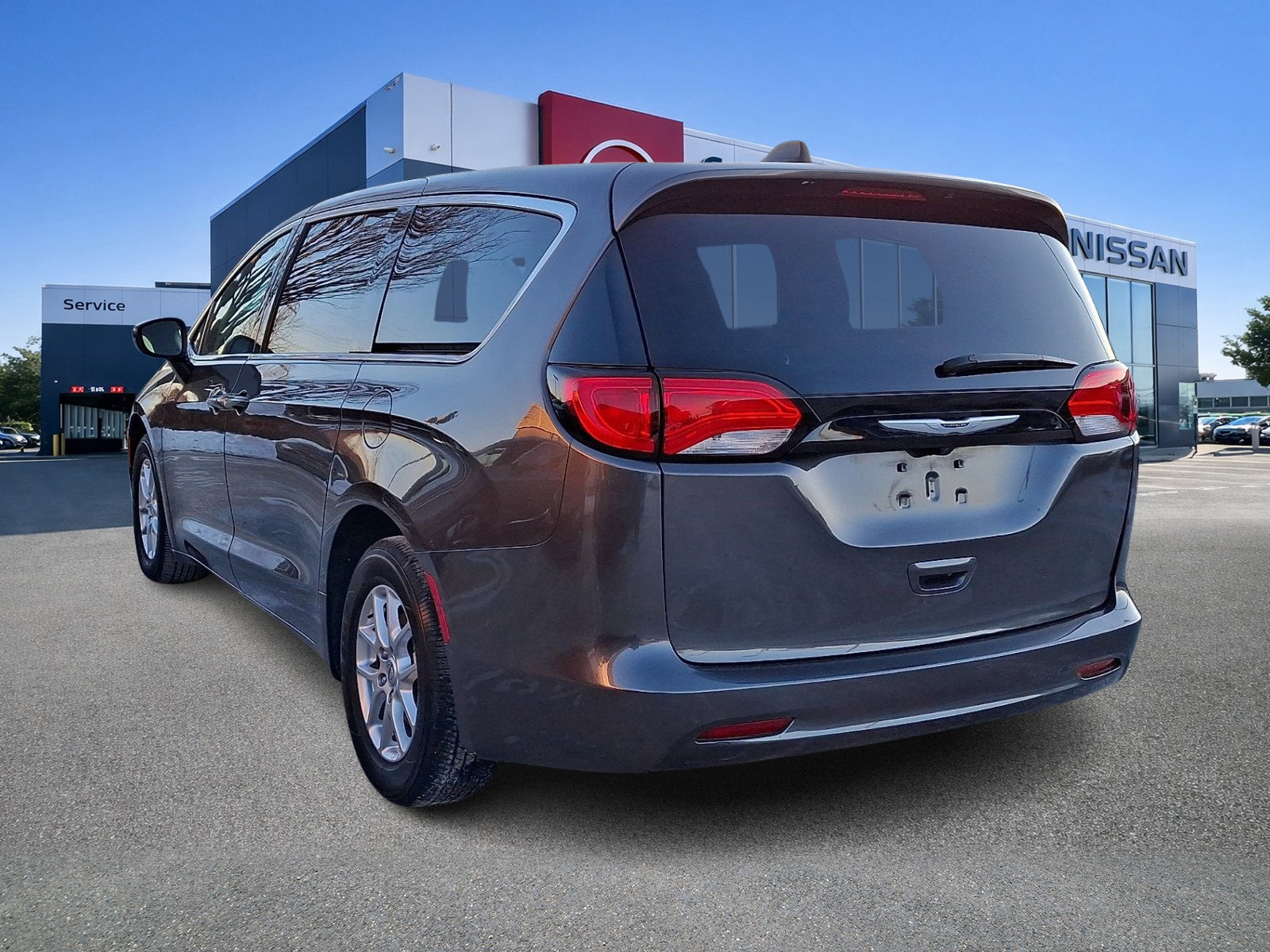 Used 2023 Chrysler Voyager LX FWD image 4