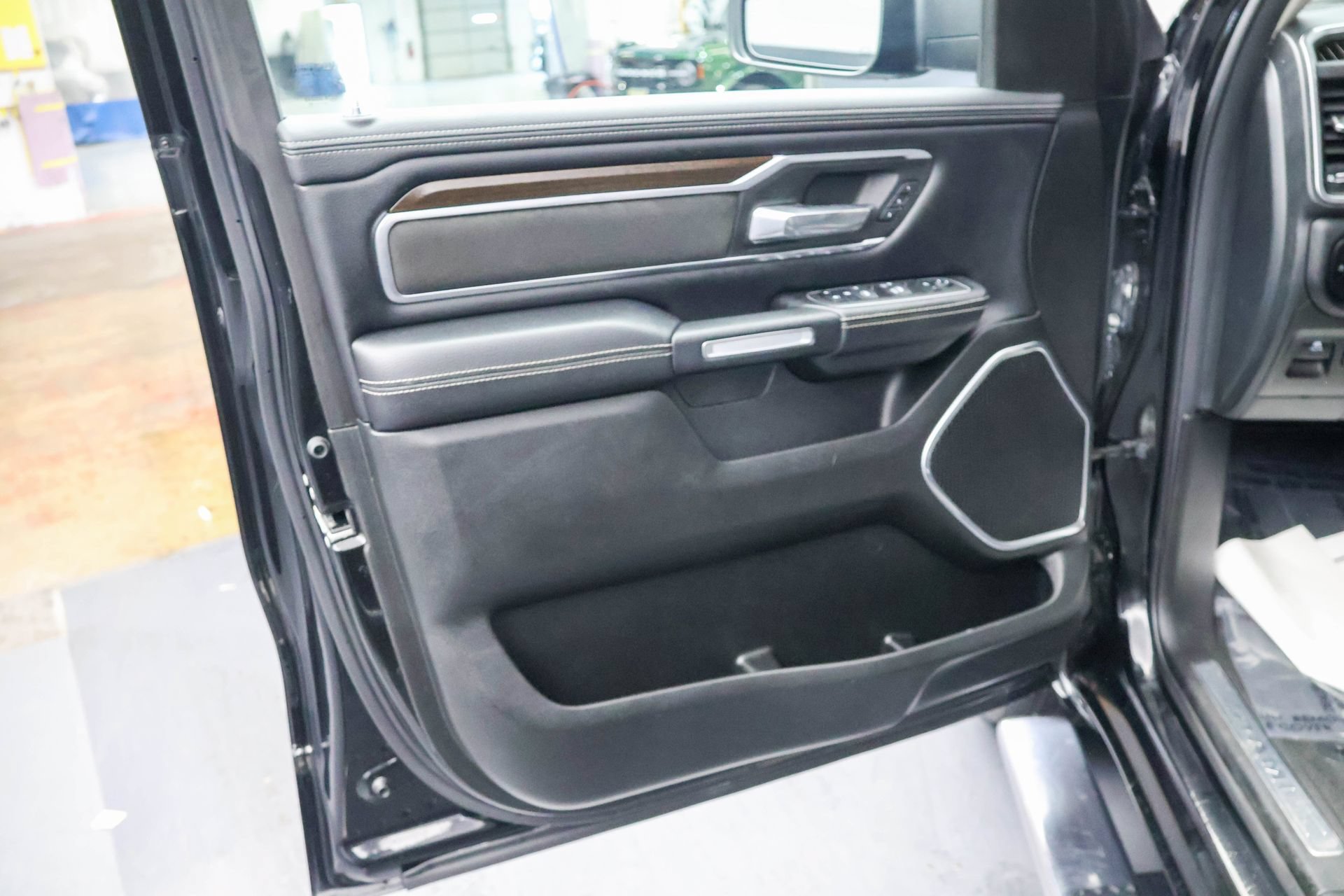 Used 2022 RAM 1500 Laramie AWD/4WD image 21