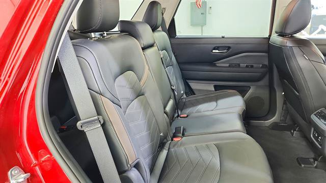 Certified 2025 Nissan Pathfinder Platinum w/ Cargo Package FWD image 33