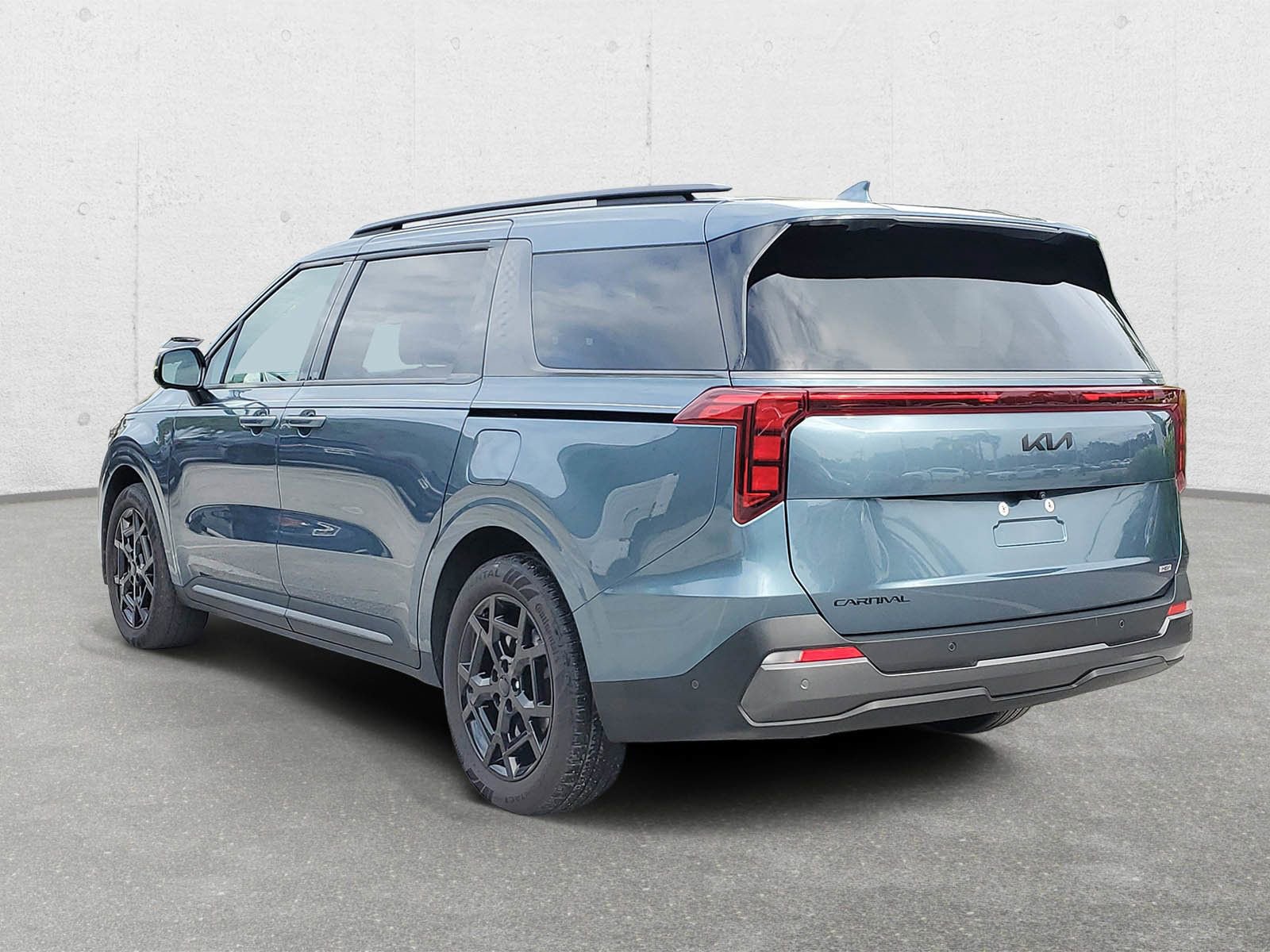 Used 2025 Kia Carnival SX w/ SX Dark Edition Package image 4