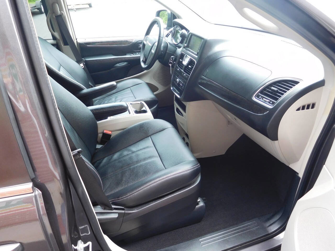 Used 2016 Chrysler Town & Country Touring image 5