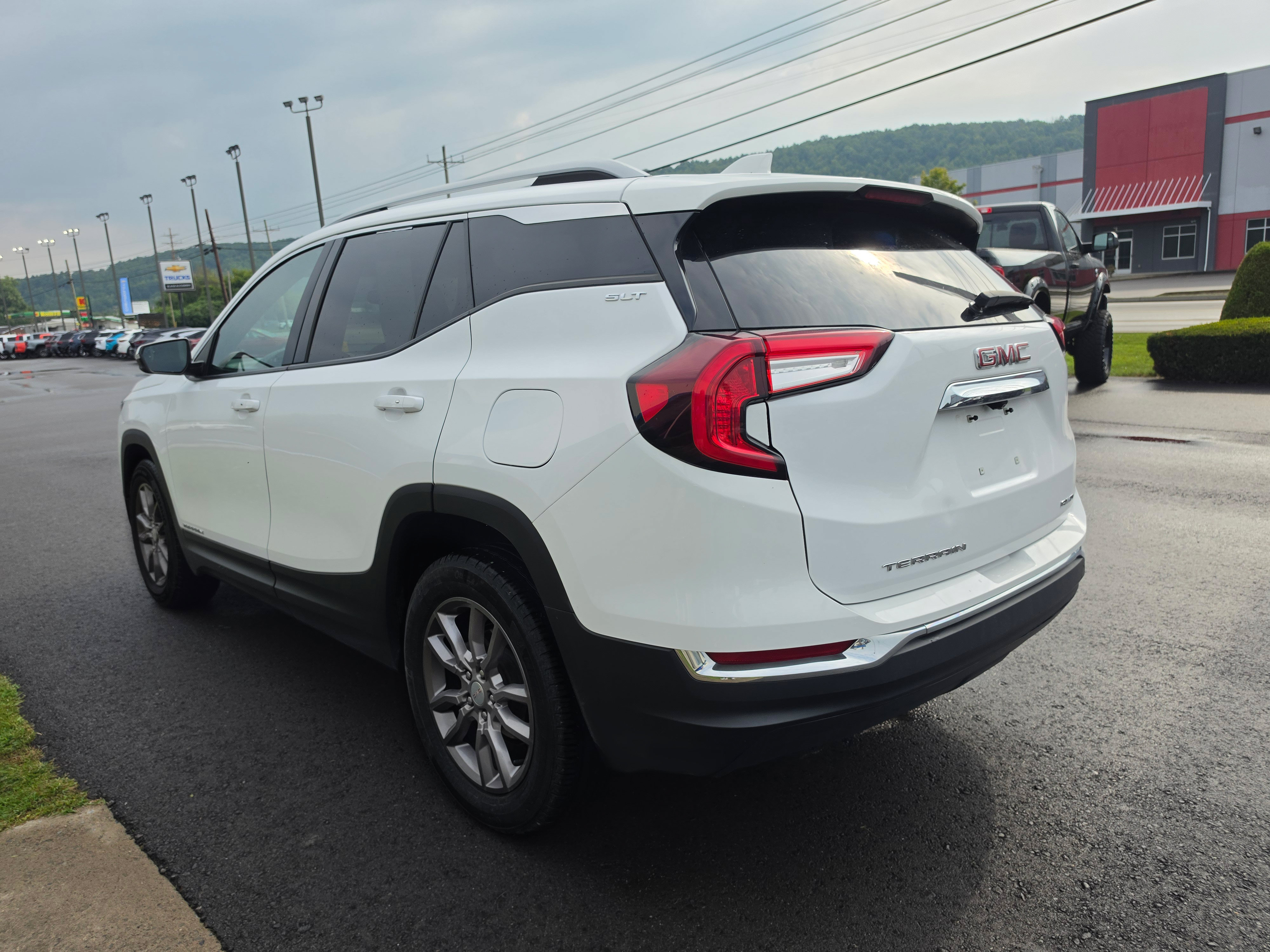Used 2024 GMC Terrain SLT AWD/4WD image 6