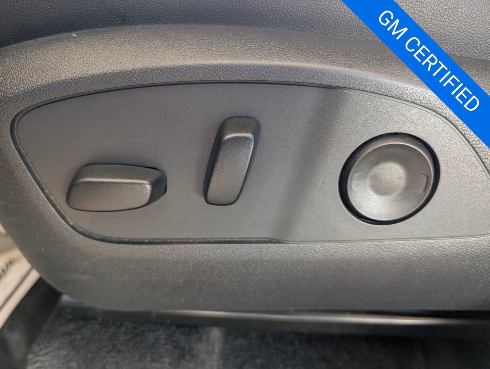 Used 2025 Chevrolet Traverse LT image 11