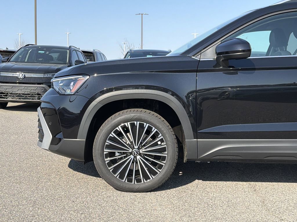 New 2026 Volkswagen Taos SE image 9