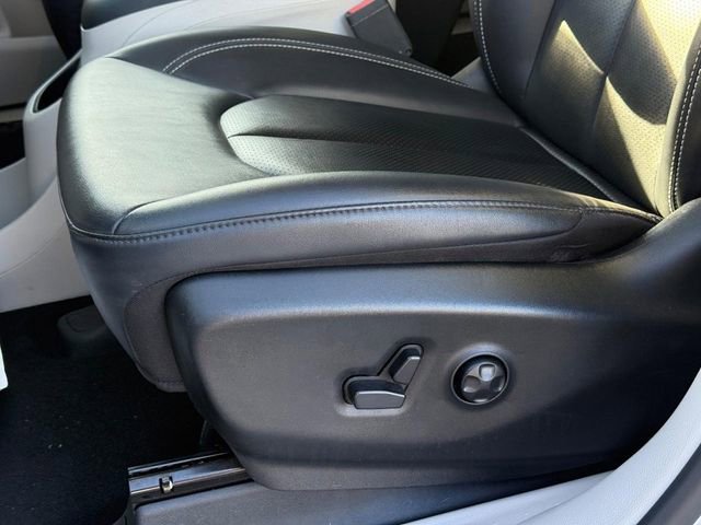 Used 2024 Chrysler Pacifica Touring-L image 28