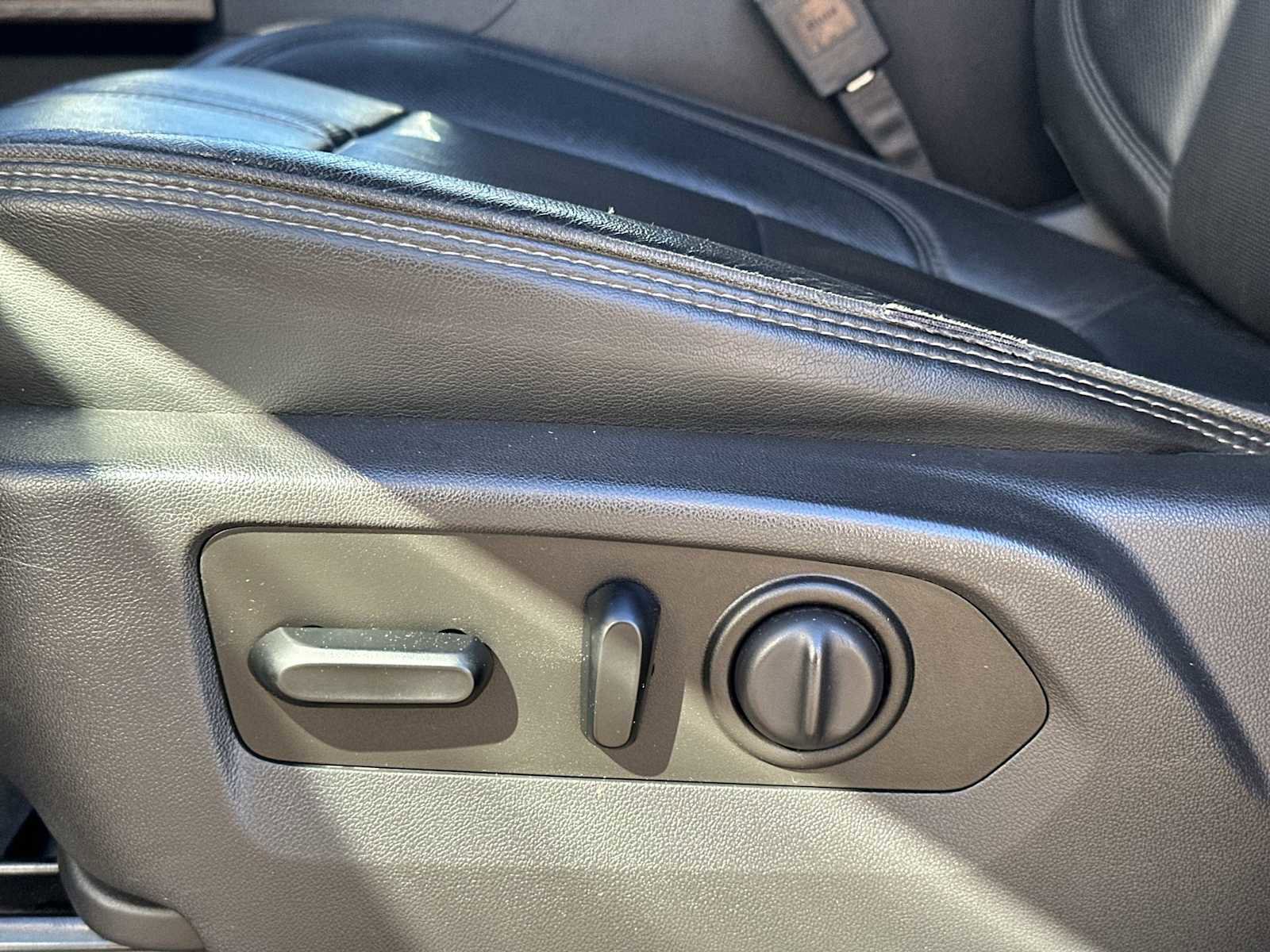 Used 2019 Chevrolet Silverado 1500 High Country image 14