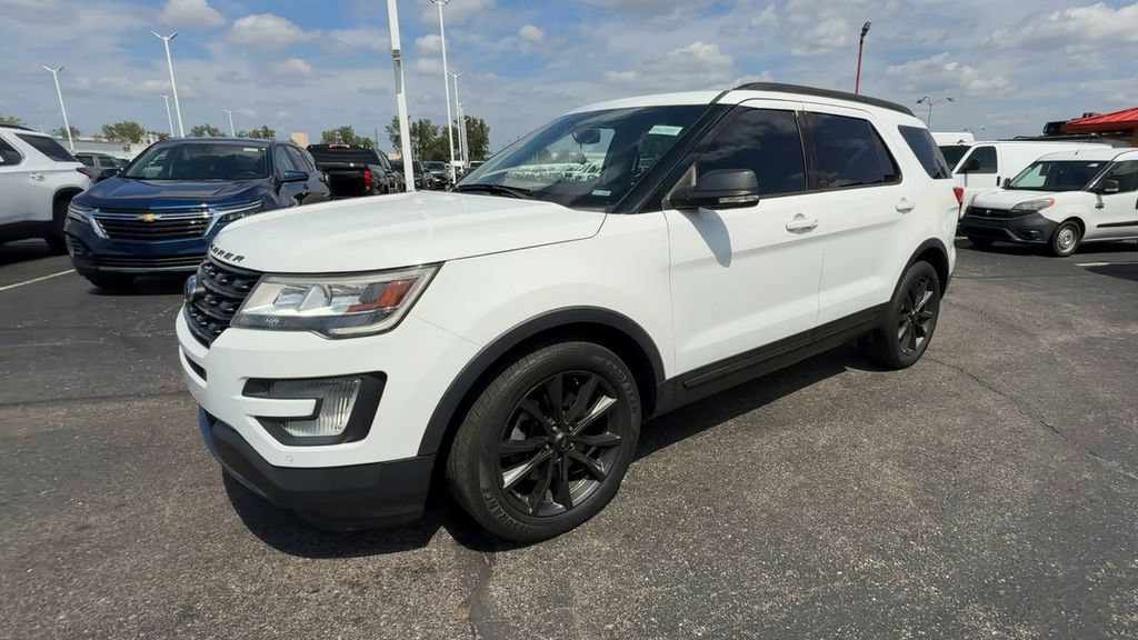 Used 2017 Ford Explorer XLT w/ Equipment Group 202A FWD image 4
