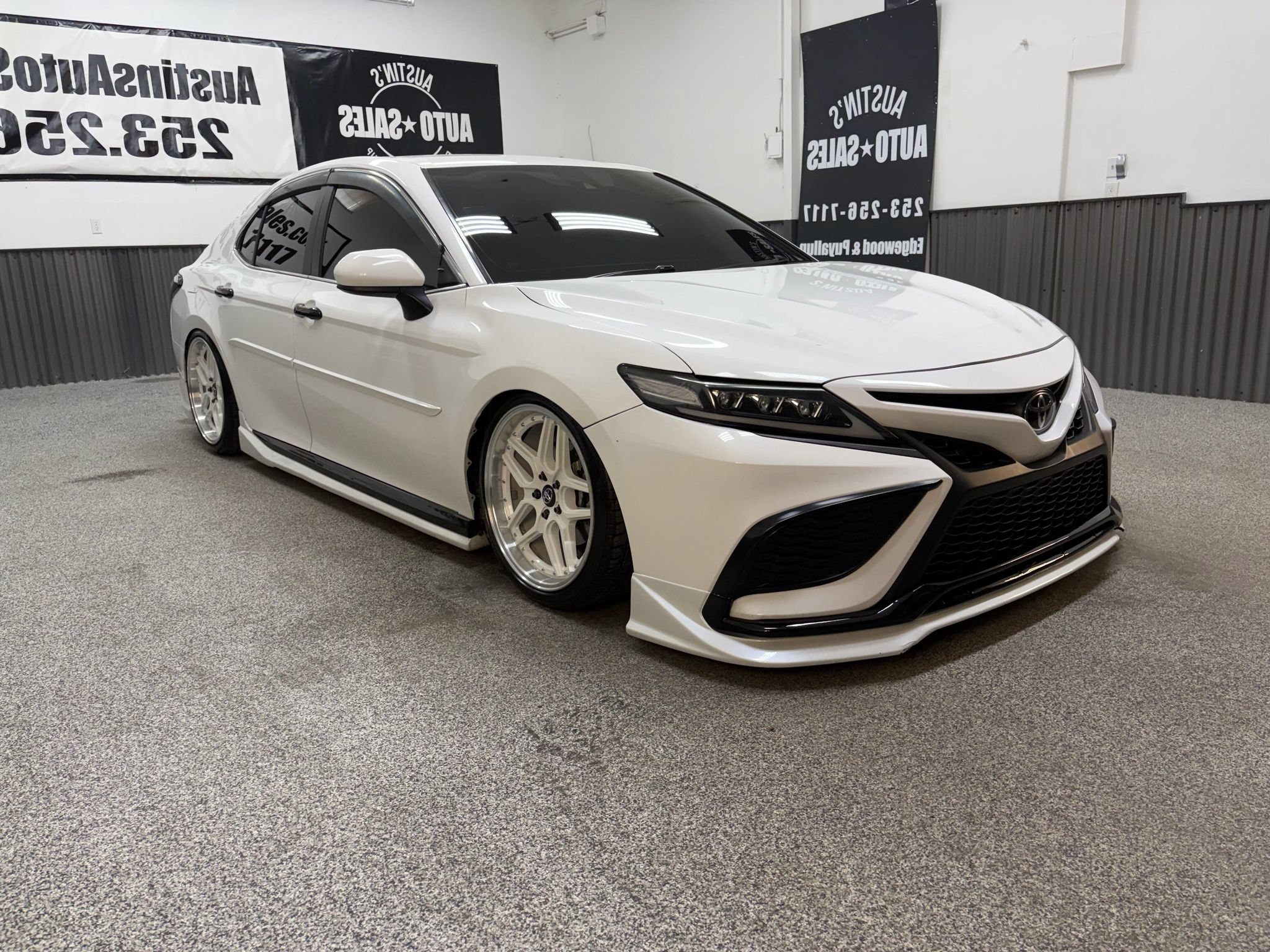 Used 2021 Toyota Camry SE w/ Carpet Mat Package (TMS) FWD image 1