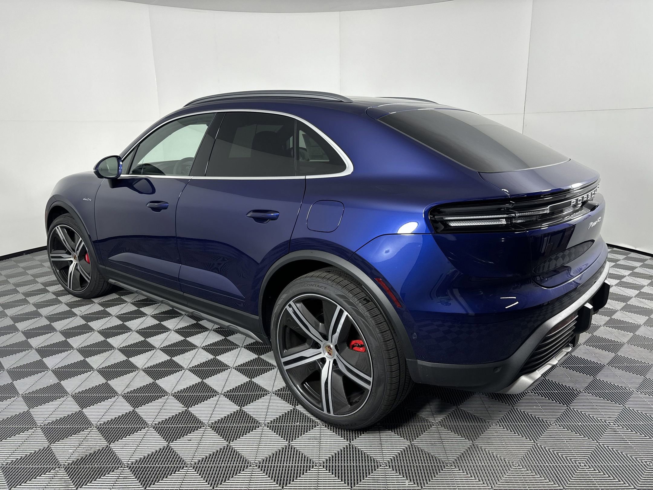 Used 2025 Porsche Macan 4S Electric image 3